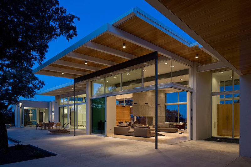 This Modern  House  In Texas Is Surrounded By Oak Trees