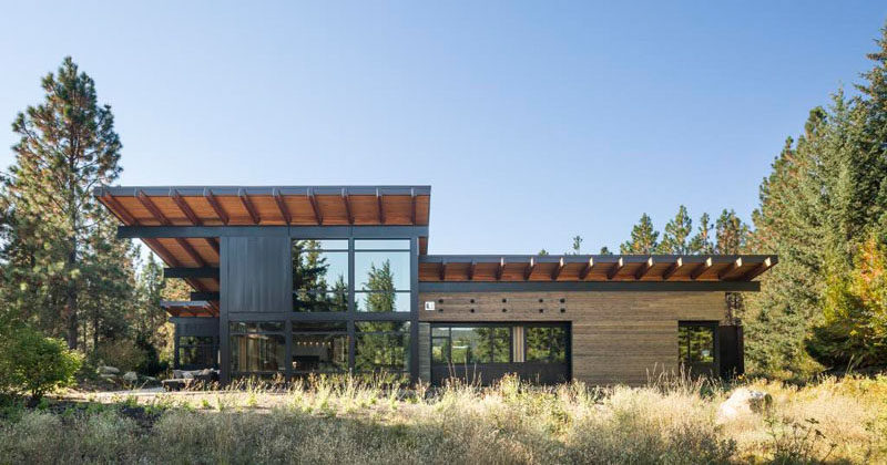 Coates Design Architects recently completed this vacation house in Tumblecreek, Washington, for a family with lots of extended relatives. It was designed with entertaining in mind but was also intended to have a low impact on the environment. 