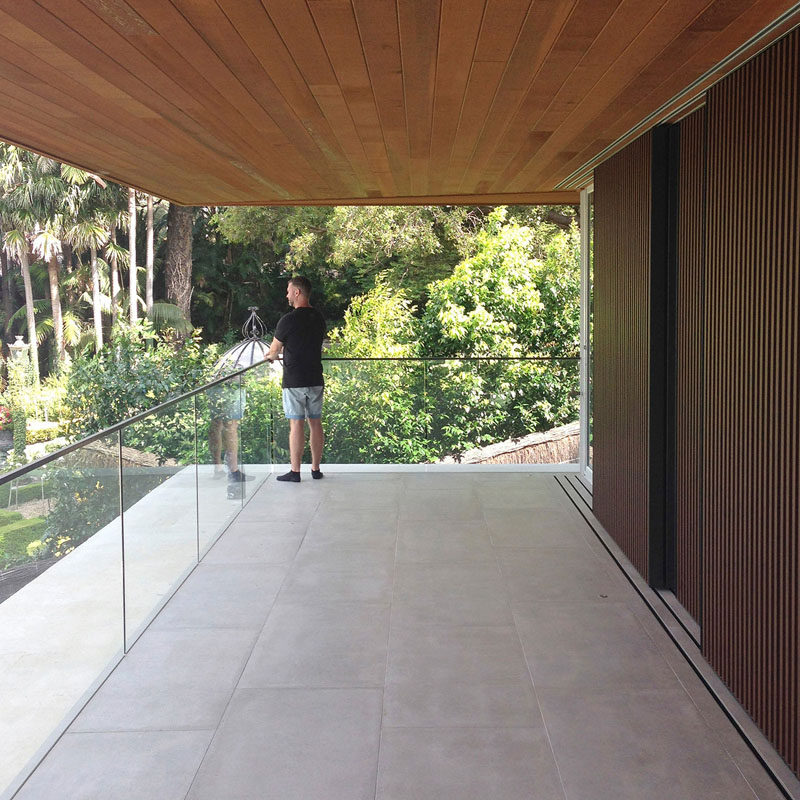 All of the bedrooms in this modern house open up to a deep covered terrace that looks out to the garden, while the slatted timber screens allow the breeze from the river to flow indoors.