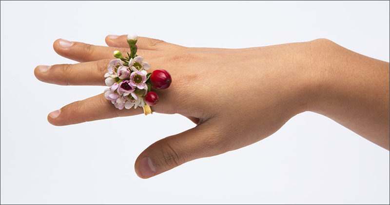 Ikebana is the Japanese art of thoughtfully arranging flowers with a focus on fostering closeness with nature. It was also the inspiration for the Ikebana Ring designed by Gahee Kang.