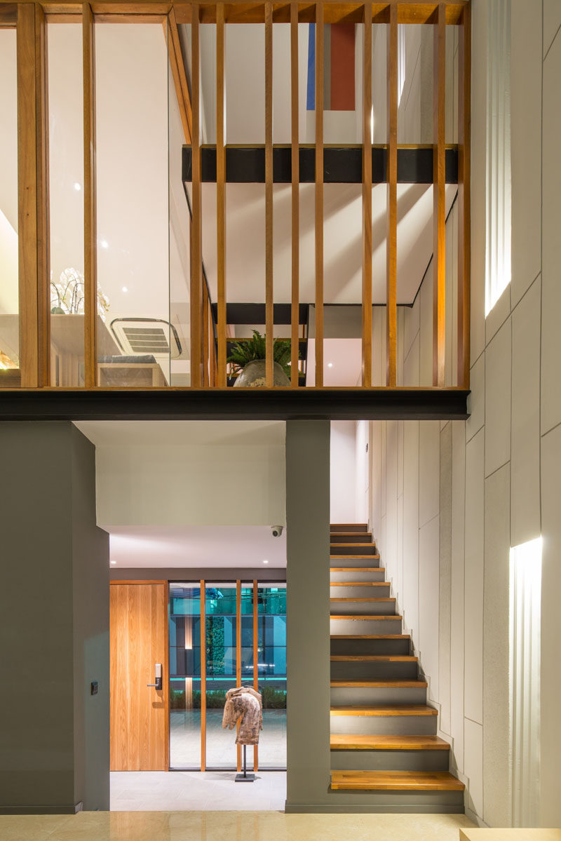 Stepping inside this modern house, the entrance foyer is a transitional area between the exterior and the interior of the home.