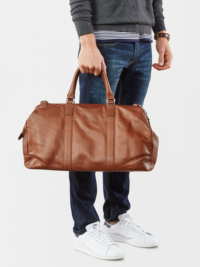 This modern large brown leather duffel bag with extra pockets inside ensures that you'll be able to fit in all your essentials.