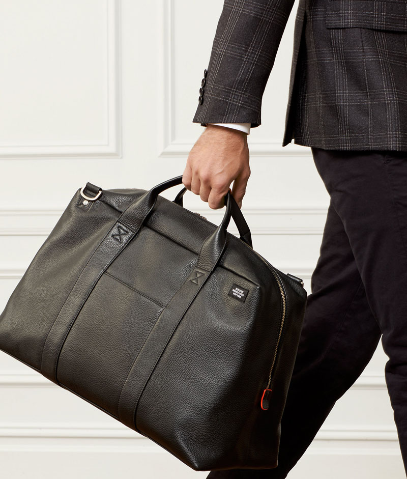 This modern, simple black leather weekend bag lets you show off your sophisticated style.