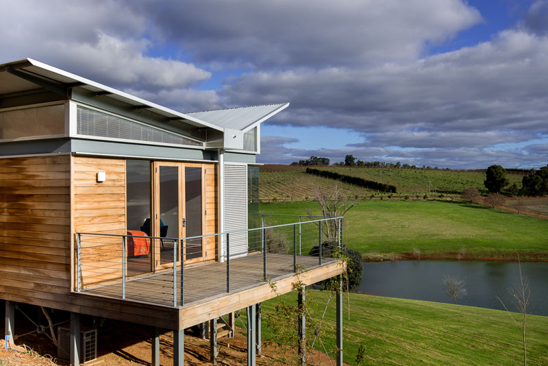 This modern Australian weekender house features a unique butterfly roof that protects it from heavy rains. 