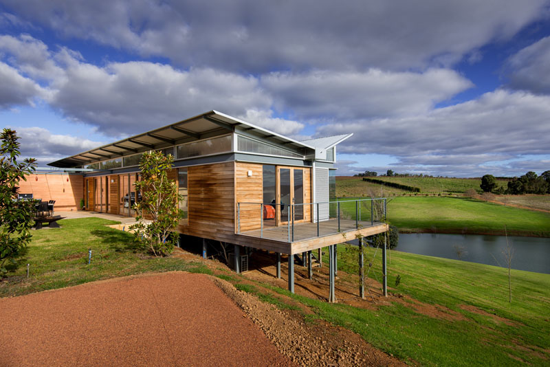 This modern Australian weekender house features a unique butterfly roof that protects it from heavy rains. 