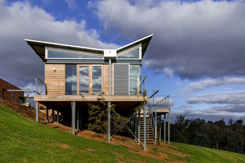 This modern Australian weekender house features a unique butterfly roof that protects it from heavy rains. 