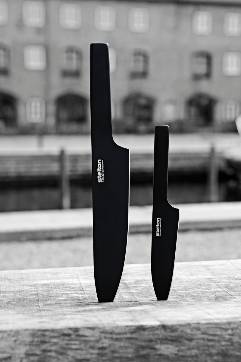 Prepare your food with these modern sleek matte black knives that turn beginner chefs into pros just by holding them.