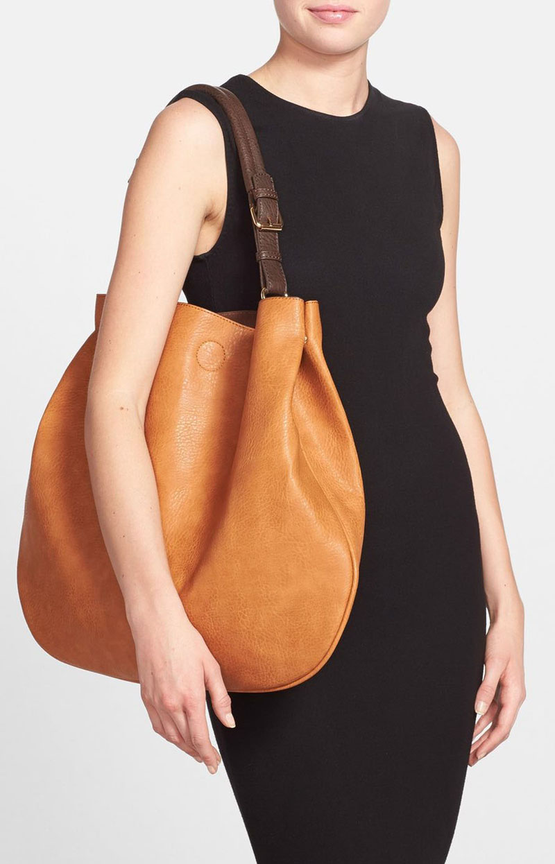 This light brown modern vegan leather tote is just the right size to fit all your things in and swing over your shoulder. 