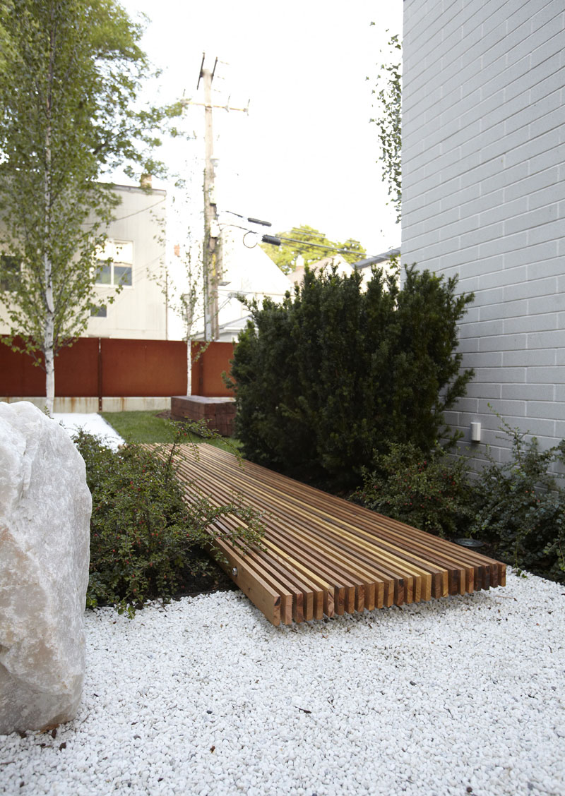 Stained wooden strips connect two different parts of the yard in a modern and contemporary way.