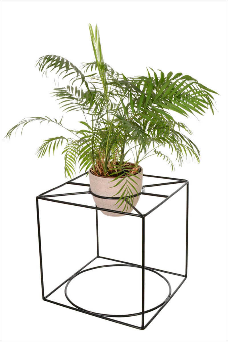 This modern and geometric black metal plant stand can gracefully display plants. #PlantStand #ModernPlantStands #Garden #Plants #ModernHomeDecor