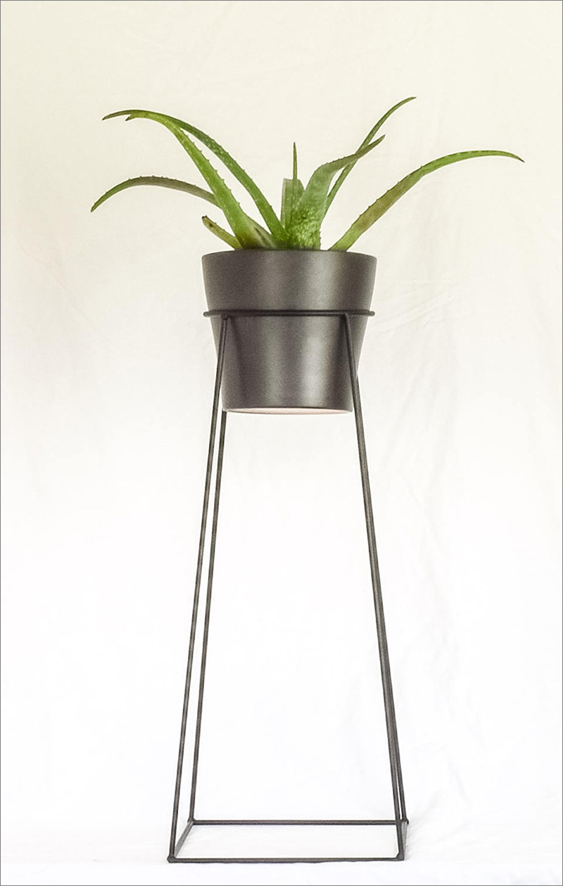 This modern black steel plant stand is perfect for the minimalist home, with clean lines the plant takes centre stage. #PlantStand #ModernPlantStands #Garden #Plants #ModernHomeDecor