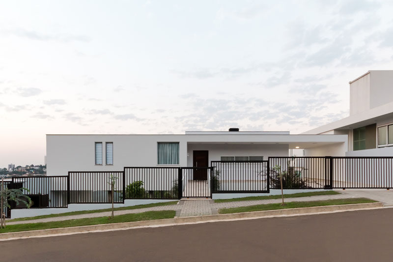 Barbara Becker Atelier Arquitetura has shared with us a modern white house that she recently completed in Pato Branco, a city located in Brazil.