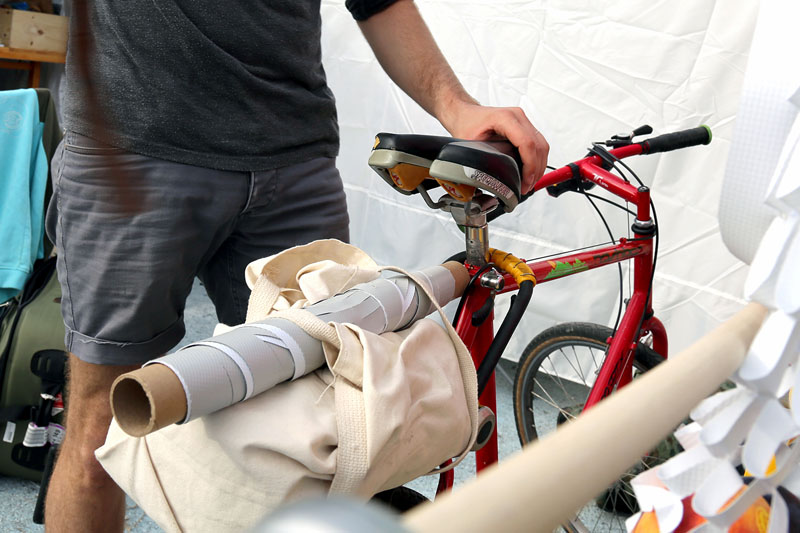 When not in use, this modern reusable bag can be laid flat and wrapped around bars making it easy to transport without having to carry it.