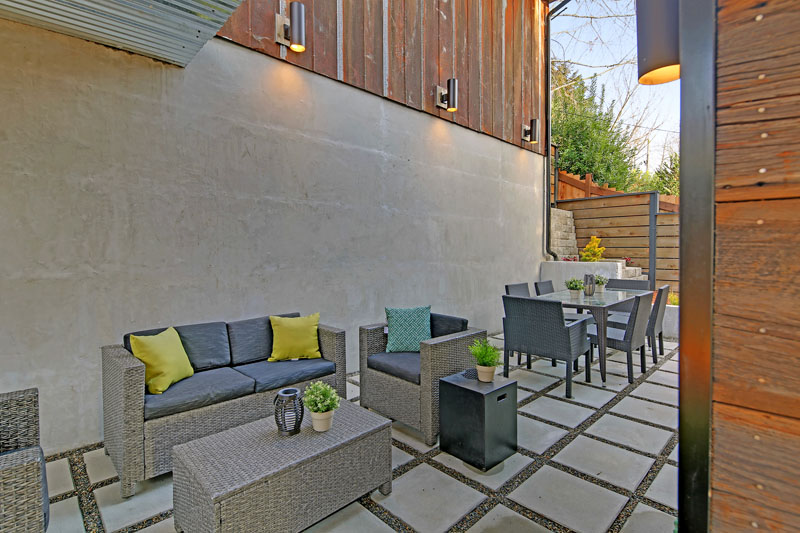 In this modern outdoor dining area has been set up as an outdoor lounge and dining area, making it ideal for entertaining.