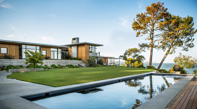 Walker Warner Architects have designed a new modern house on the Tiburon Peninsula, California, that has expansive views of San Francisco Bay. #ModernHouse #ModernArchitecture