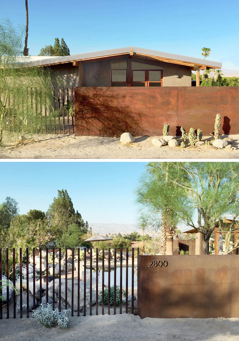 The material palette used for this renovated mid-century modern house has been inspired by the desert. On the exterior of the house sand-colored stucco is paired with wood elements and a rusted steel fence. #midcenturymodern #architecture #stucco #fence