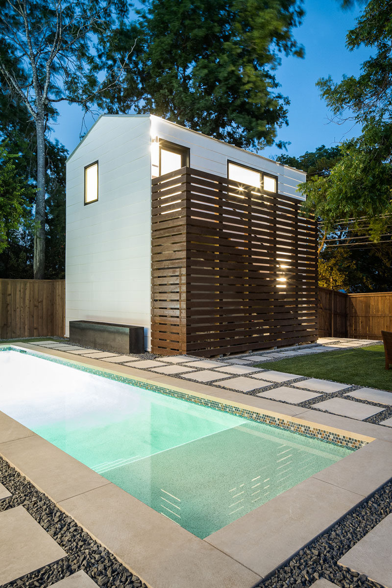 This modern detached guest house has a wood slat screen wall to hide the exterior stairs. #Architecture #GuestHouse #Backyard #ModernArchitecture #LapPool