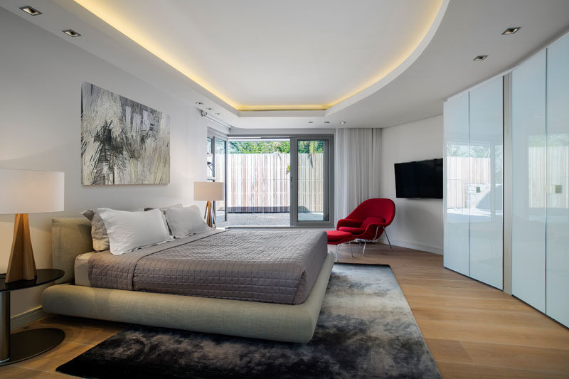 In this modern bedroom, hidden lighting highlights the curved outline of the recessed ceiling. #ModernBedroom #RecessedCeiling #HiddenLighting