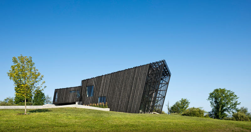 Architecture firm actual / office, have recently completed a new house covered in Shou Sugi Ban, that's located on an open and rolling hillside in a rural area of the Hudson Valley in New York State. #Architecture #ShouSugiBan #BlackSiding #ModernHouse