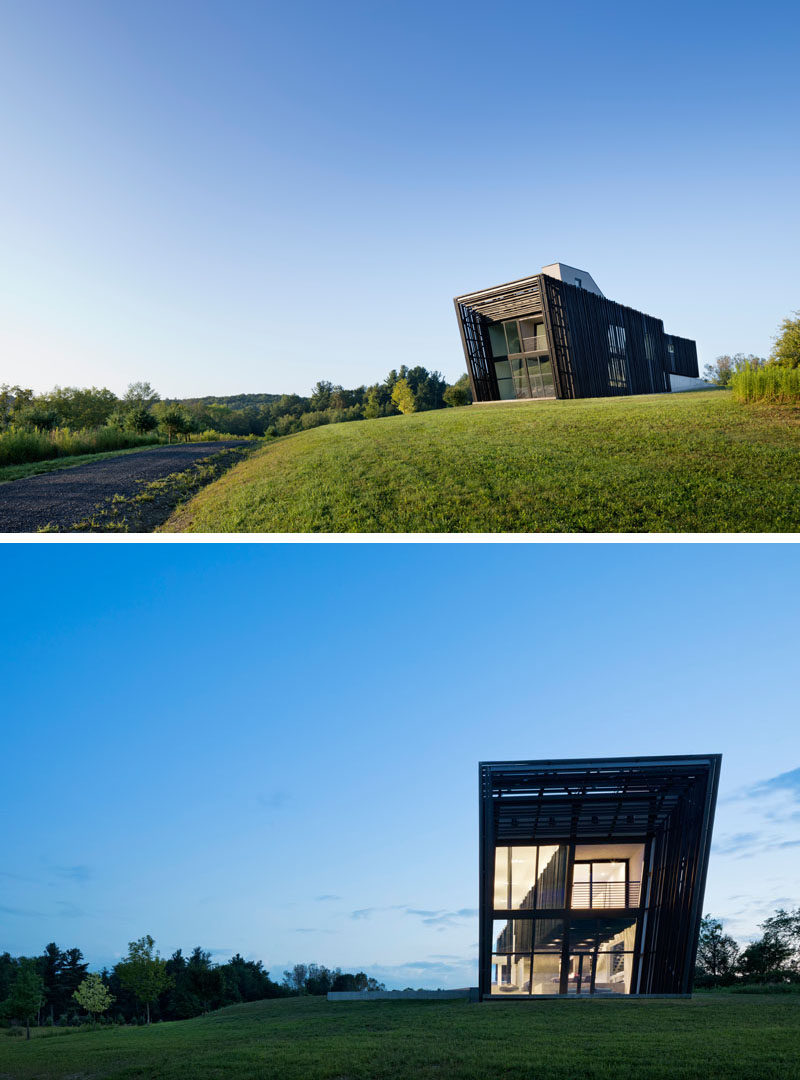 Architecture firm actual / office, have recently completed a new house covered in Shou Sugi Ban, that's located on an open and rolling hillside in a rural area of the Hudson Valley in New York State. #Architecture #ShouSugiBan #BlackSiding #ModernHouse