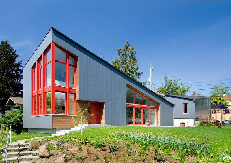 Stettler Design together with Paul Michael Davis Architects, have recently completed a new house in Seattle, Washington, that has a sloped roof and large windows that look out over the neighborhood. #ModernHouse #SlopedRoof #ModernArchitecture #Windows