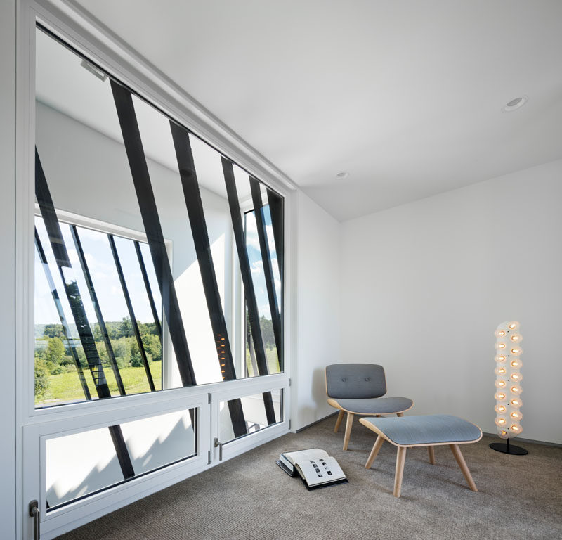 Elements of the blackened wood siding have been used on the windows to create a continuous appearance throughout the home. #Windows #ModernHouse #ShouSugiBan