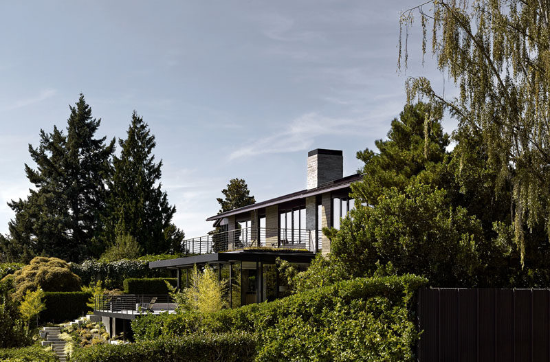 The interiors of this modern house that dates back to 1961 were renovated to include an open and welcoming floorplan. #Architecture #Renovation #ModernHouse