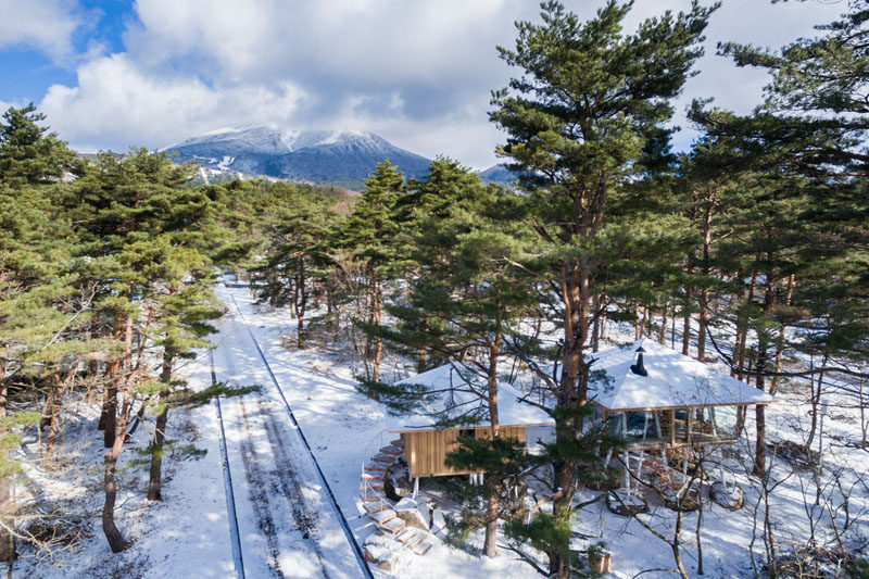 Architecture firm Life Style Koubou, have designed the 'One Year Project', a vacation home in Japan that features two separate buildings positioned on stilts and connected by a bridge. #Architecture #ModernArchitecture #Stilts #VacationHome #JapaneseArchitecture