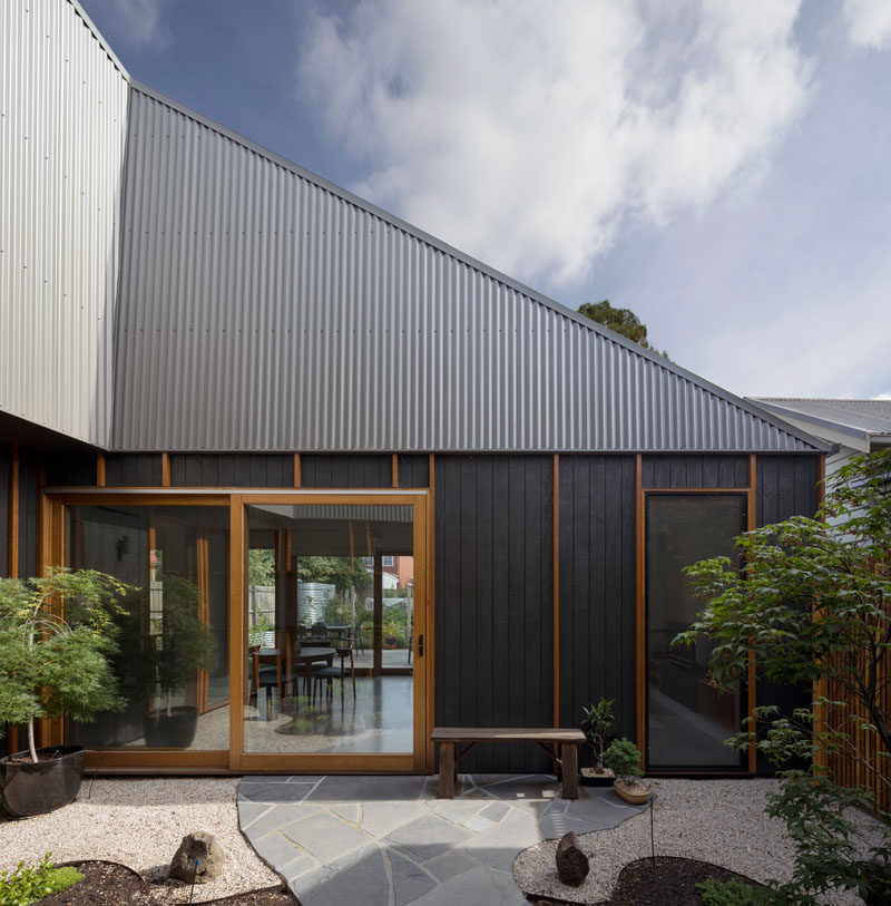 This courtyard creates a barrier between the quiet and active areas of this modern house, and also allows sunlight to be delivered into the active areas of the house. #Courtyard #Architecture #ModernHouse