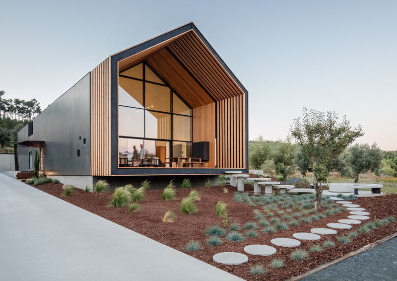 Filipe Saraiva Arquitectos have designed a modern family house that sits on a slightly sloped piece of farmland in Melroeira - Ourém, Portugal. #Architecture #ModernFamilyHouse #ModernHouse