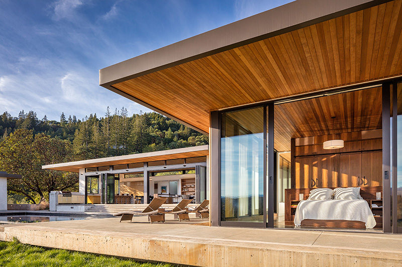 John Maniscalco Architecture have designed a contemporary home in Healdsburg, California, that has views of Dry Creek Valley from every room. #ModernHouse #HouseDesign #Architecture