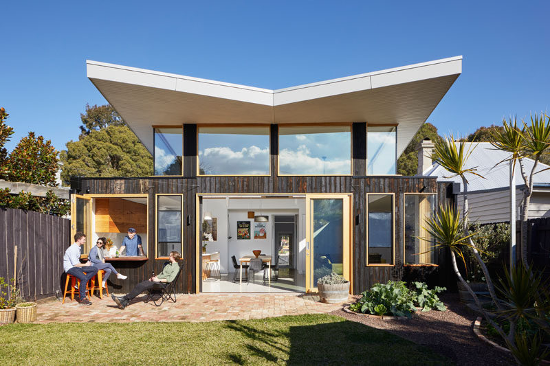 Ben Callery Architects worked together with builder Truewood Construction to design and complete a modern extension on a house in Melbourne, Australia, whose owners wanted to open up the back of the house to take advantage of the sun. #ModernHouseExtension #Roof #ModernRoof #Architecture