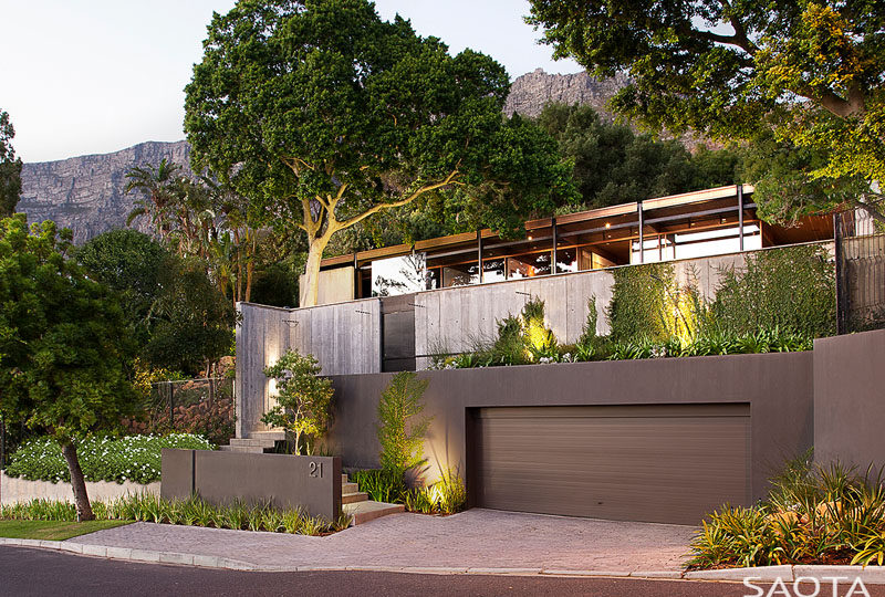 This modern house, originally built in 1969, was given a fresh update. #ModernHouse #Landscaping #ModernArchitecture