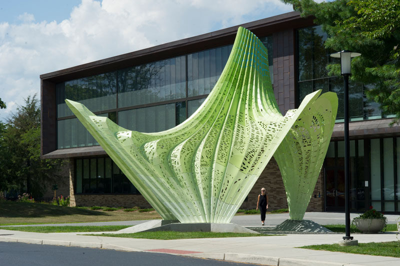 Marc Fornes / THEVERYMANY have recently completed their latest sculptural design HYPARBOLE, that sits at the entrance to Rhode Island College’s Fine Arts Center. #ModernArt #ModernSculpture #Sculpture #PublicArt