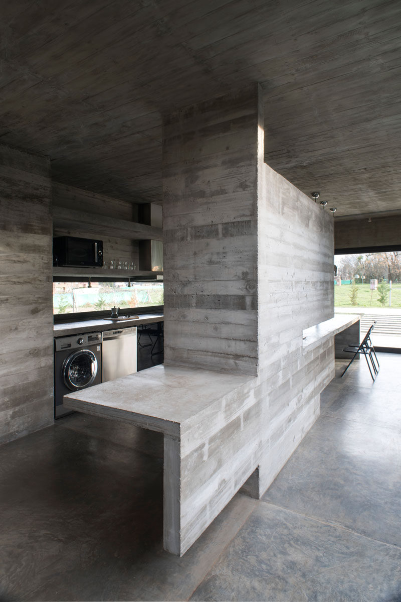 The exposed concrete in this modern house shows how the patterns of wood boards are left in the concrete from the building process. #BoardFormedConcrete #RawConcreteWalls #ModernConcreteHouse