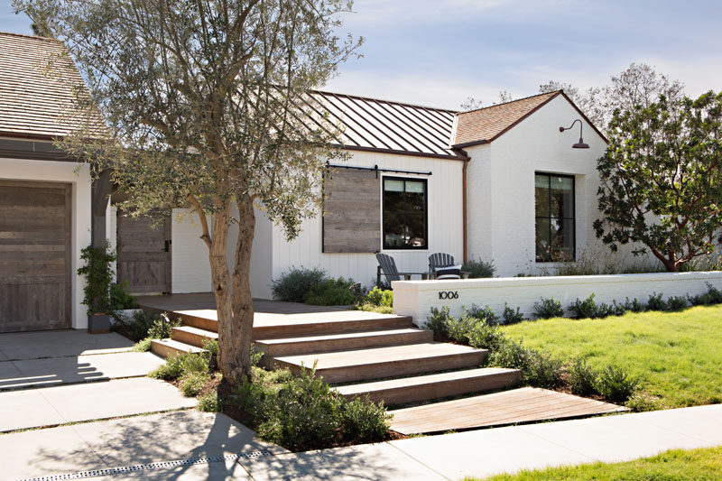 Interior design firm RailiCA design together with architect Eric Olsen and builder KRS Development, have designed a farmhouse-inspired, contemporary house in Newport Beach, California. #Architecture #Landscaping #HouseDesign