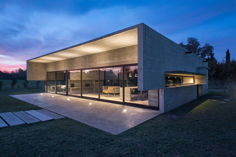 Architect Luciano Kruk, has designed a new modern concrete house in a gated community in Maschwitz, a town in northern Buenos Aires. #ConcreteHouse #Architecture #ModernHouse