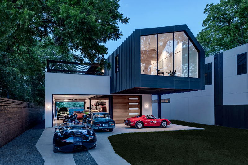 Matt Fajkus Architecture have recently completed the design of a new house in Austin, Texas, that features a huge car showroom / garage and a large cantilever. #ModernHouse #Garage #Cantilever #ModernArchitecture