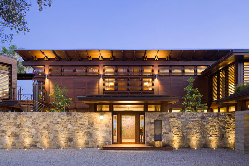 Architecture firm KAA Design, have completed a new modern hillside house in California, that sits on a southern flank of the Santa Monica Mountains, surrounded by trees. #ModernHouse #Architecture