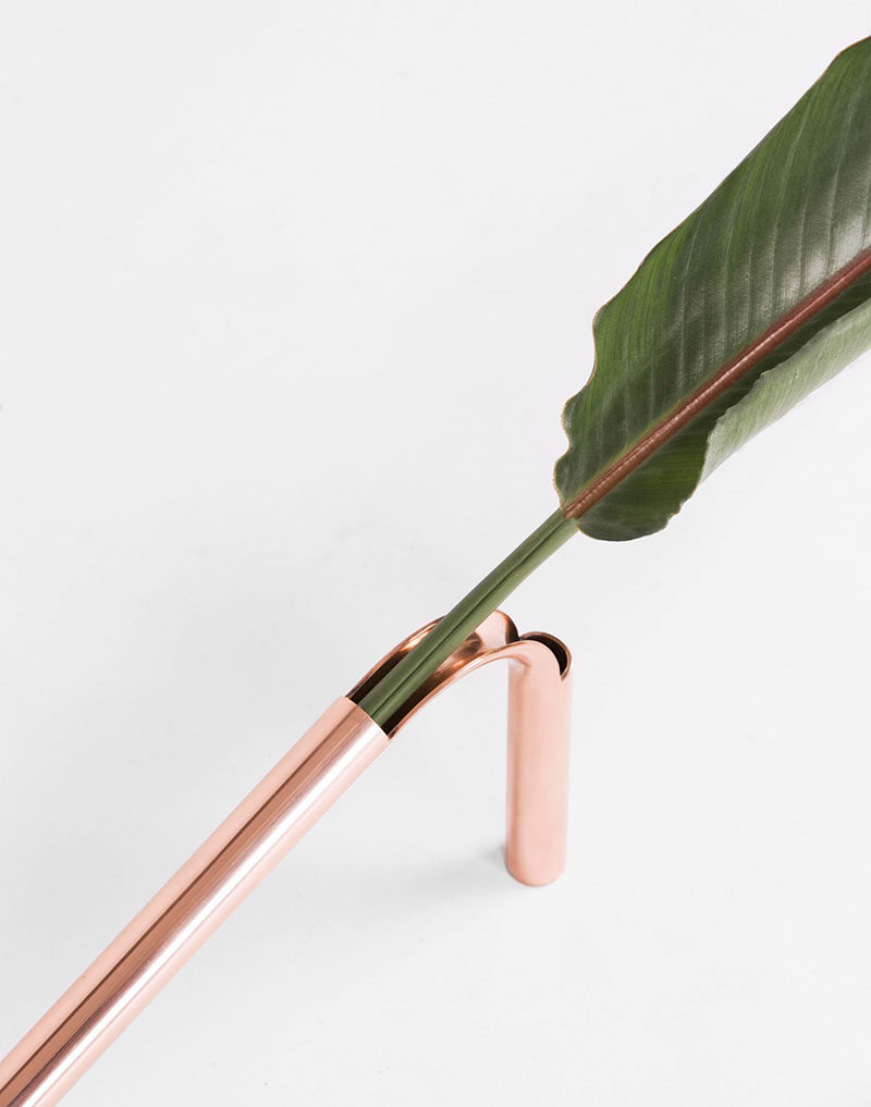 Sao Paulo based designer Guilherme Wentz has created the Solo Vase, a minimalist copper vase that brings nature into the home in a delicate and unconventional way. #Decor #Vase #Copper #Minimalist