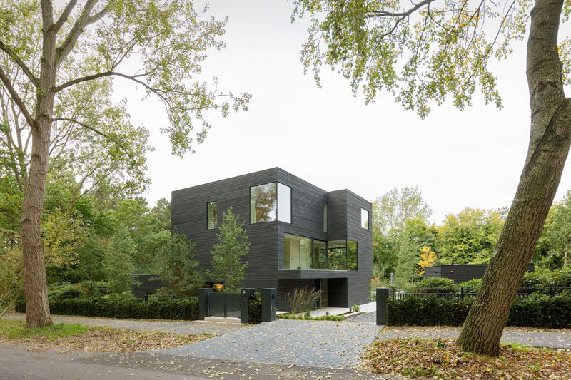 RAU architects have recently completed Villa S, a house in The Hague (Netherlands), that's covered Shou Sugi Ban (blackened wood) to create a cohesive look for the house. #Architecture #ModernHouse #BlackHouse #ShouSugiBan