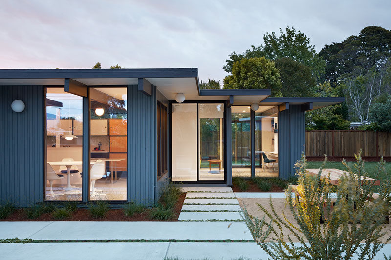 Klopf Architecture, Outer Space Landscape Architects, and Coast to Coast Construction, have recently updated and expanded a classic Eichler home in the San Mateo Highlands, California. #Eichler #HouseExtension