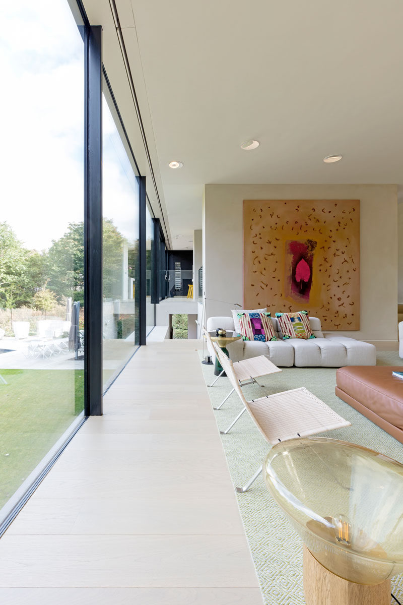 Floor-to-ceiling windows allow an abundance of natural light to flood this modern house. #FloorToCeilingWindows #InteriorDesign