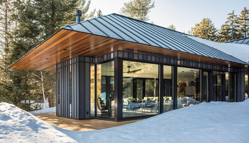 Birdseye Design have completed a new secluded and private guest house in Plymouth, Vermont, that sits at the edge of a forest and overlooks a meadow. #ModernArchitecture #GuestHouse
