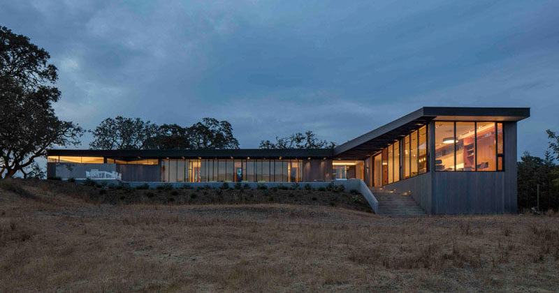 Schwartz and Architecture have designed a new house in Glen Ellen, California, that has sweeping views of Sonoma Valley. #ModernHouse #Architecture