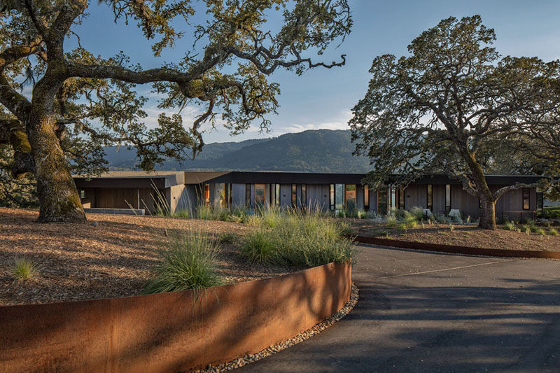 Schwartz and Architecture have designed a new house in Glen Ellen, California, that has sweeping views of Sonoma Valley. #ModernHouse #Architecture