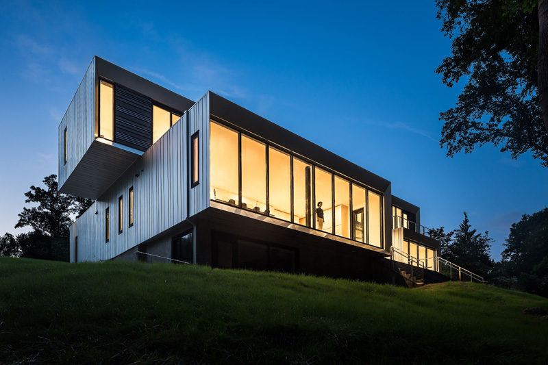 Höweler+Yoon Architecture have designed the Bridge House, a multi-generational family home in McLean, Virginia, that sits between a suburban development and a protected wooded area. #Architecture #ModernHouse