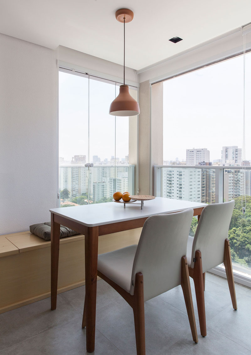 Khu vực ăn uống nhỏ này có một băng ghế dài chạy dọc theo bức tường. #Dining #SmallDiningArea #Bench