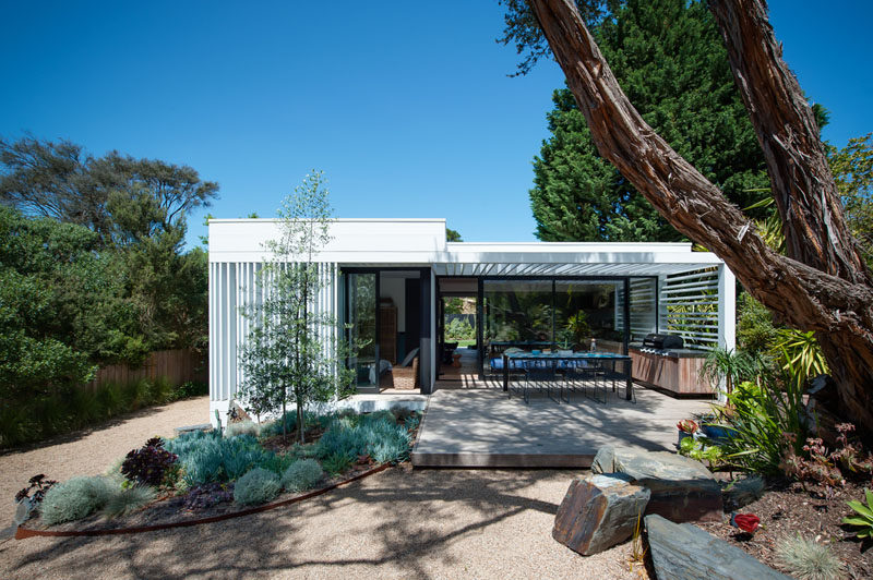 This small and modern house has a deck with a BBQ and outdoor kitchen, while a pergola provides some shade for the alfresco dining area. #OutdoorSpace #Deck #OutdoorKitchen #Pergola