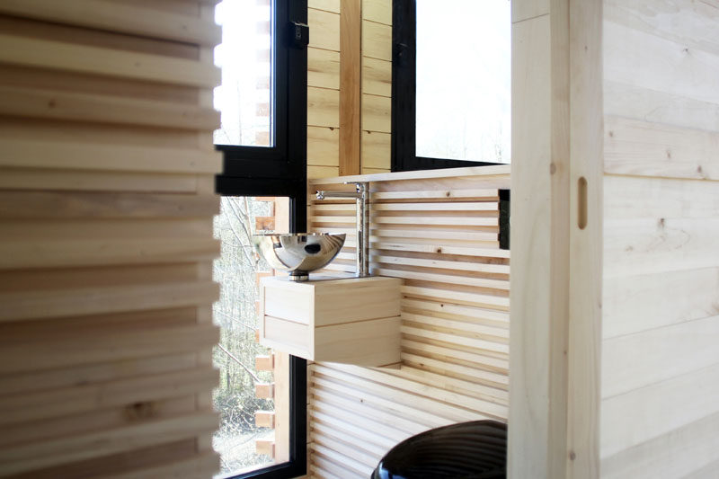 This modern wood tree house has a dressing room, a bathroom and a technical closet. #ModernTreeHouse #TreeHouse